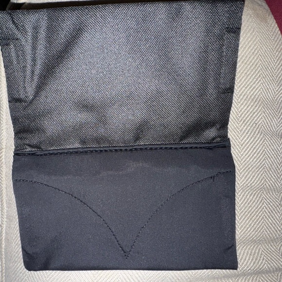 NWOT- magnetic pouch with velcro, 2 pockets inside. Can hook onto something thin - Picture 6 of 9